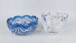 Verrerie : (2) : coupe en cristal taillé bleu/incolore signé Val St Lambert, vase cristal étiré incolore signé Val St Lambert