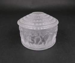 Verrerie : Bonbonnière signé Lalique France en cristal pressé - moulé sablé à décor d'une frise d'enfants