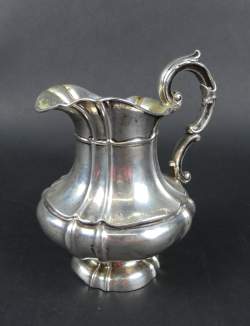 Argenterie : Pot à lait en argent (usure , coups) Argenterie : Pot à lait en argent (usure , coups)