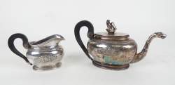 Argenterie : Théière et pot à lait en argent Argenterie : Théière et pot à lait en argent
