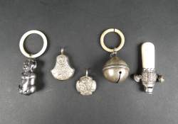Argenterie : 5 hochets en argent (déform) Argenterie : 5 hochets en argent (déform)