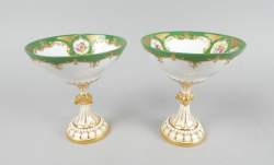 Céramique : Paire de coupes sur pied en porcelaine peint à la main rehauts d'or cachet sous la base Royal WORCESTER