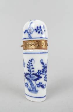 Céramique : Flacon à parfum/à sels/snuff bottle en porcelaine décor à l'oignon camaieu bleu monture en or jaune 18K poinçon feuille de chêne 18eS (mq bouchon int)