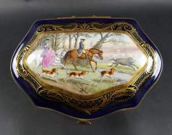 Céramique : Grande boite / coffret en porcelaine (ecl , rest pied) et laiton dans le style de Sèvres peinte d'une scène de chasse signée Garnier fond bleu rehauts d'or