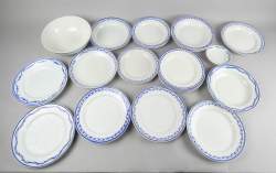 Céramique : Porcelaine de Tournai décor sur l'aile (19) dont : assiettes plates , creuses et 1 coupelle