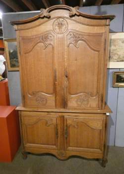 Meuble 2 corps cauchois en chêne sculpté 19eS Meuble 2 corps cauchois en chêne sculpté 19eS