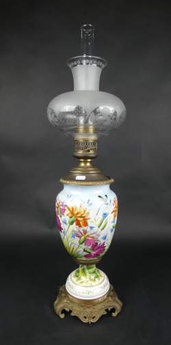 Objet : Lampe à pétrole en porcelaine décor peint monture en bronze globe en verre maté