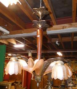 Luminaire : Lustre art déco en verre maté rose (egr , pt ecl) et monture en métal et bois