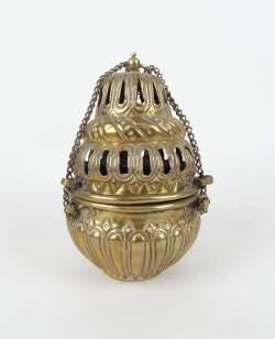 Objet : Encensoir en cuivre repoussé et ajouré fin 18e - début 19eS + chaîne