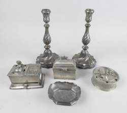 Objet : Lot en étain ancien XVIIIeS (6pcs) (acc) : paire de bougeoirs Louis XV, 3 encriers , 1 coupe