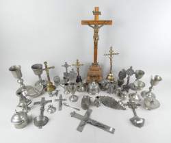 Objet : Religieux en étain (bon à ds l'état , certains en cuivre) 18/19eS , Bénitiers , calices , couronne , . +Christ en croix