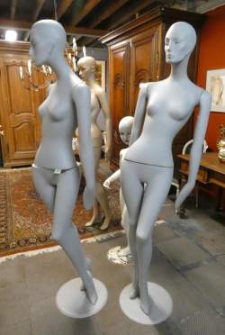 Objets : (6pcs) 5 mannequins femmes et 1 enfant en celluloïd belge sur socle (usures ext , mains à refixer pour 1)