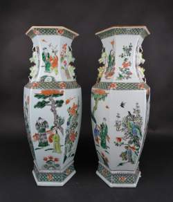 Asiatique : Importante paire de vases (rest , pt ecl) à décor de scène du quotidien et paysages