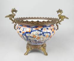 Asiatique : Coupe en porcelaine Imari JAPON à décor de fleurs monture en bronze anses - dragons -