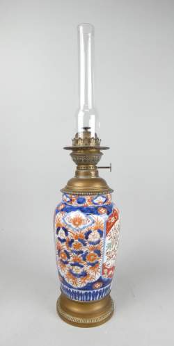 Asiatique : Lampe à pétrole porcelaine Japon Imari a/verre époque Meiji fin 19eS