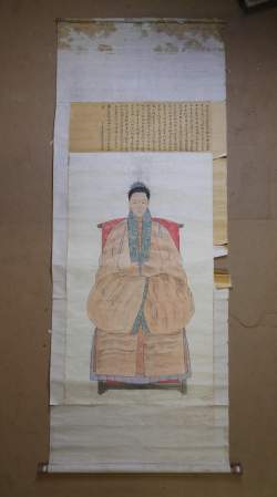 Asiatique : rouleau (ds l'état) avec texte et gravure d'ancêtre rehaussée avec sceau