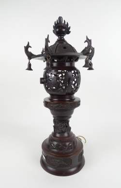 Asiatique : lanterne en bronze japonais forme Pagode fût décoré d'un dragon 1re moité 20eS (mq 1 clochette , électricité à refaire)