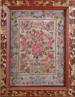 Asiatique : Broderie de Chine à décor floral et animalier encadré de frises à la grecque