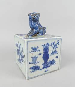 Asiatique : Grand cachet décor bleu surmonté d'un chien Fô marque apocryphe Daqing Kangxi nianzhi (acc)
