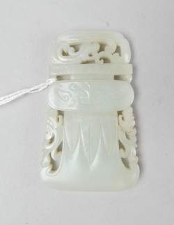 Asiatique : Amulette/ Pendentif (fêl) probablement en jade couleur céladon pâle