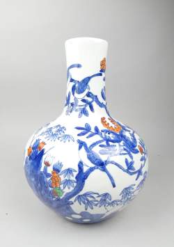 Asiatique : Vase en porcelaine forme tianqiuping milieu 20eS