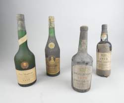 Vin : 2 Porto VINTAGE Junior 1970 & 75 + 1 Père Magloire Grande fine calvados + 1 Jacques LAGAN cognac. (vétusté ext plus ou moins marqué)