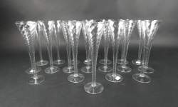 Verrerie : Ensemble de flûtes torses (19pcs) en semi cristal