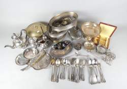 Argenterie : Lot divers en métal argenté et doré dont chauffe - plat , couverts , service café , poubelle de table , ?