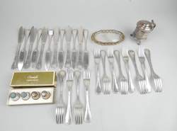 Argenterie : CHRISTOFLE : Couverts à poisson modèle rubans croisés en métal argenté (24) , salière/ poivrière verre et argent (oxy) +moutardier en métal argenté +coupe en verre
