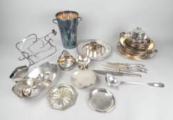 Argenterie : Lot d'objets en métal argenté dont CHRISTOFLE , WISKEMANN , corbeille , seau à bouteille de vin , pièces d'hôtellerie (usures) , .