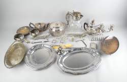 Argenterie : Lot d'objets en métal argenté dont théière , plat design , plateau , légumier Wiskemann , .