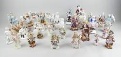 Céramique : groupe en porcelaine 20eS (28) (ecl) dont encrier , jardinière , scène galante au piano , traineau , …