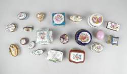 Céramique : Collection de boites / coffrets en porcelaine dont à pillules , décors peints , scène érotique , divers marquages