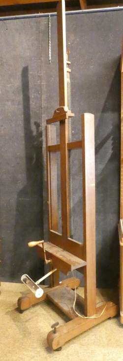 Meuble : Chevalet d'atelier en bois à hauteur réglable à manivelle sur roulettes 20eS