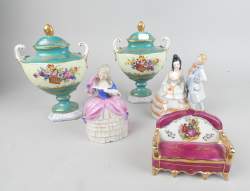 Céramique : Porcelaine(5) : paire de cassolettes couvertes , boite en trompe l'oeil canapé et 2 bonbonières - élégante -