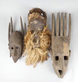 Africain : 2 masques Bambara + 1 masque Pende Africain : 2 masques Bambara + 1 masque Pende