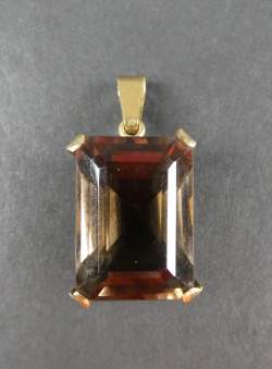 Bijou : Pendentif en or jaune 18K serti d'un quartz fumé Bijou : Pendentif en or jaune 18K serti d'un quartz fumé
