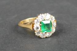 Bijou : Bague en or jaune 18K sertie d'une émeraude entourée de diamants