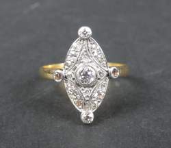 Bijou : Bague marquise en or jaune et blanc 18K sertie de diamants