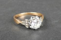 Bijou : Bague en or jaune 18K et platine sertie d'un diamant épaulé d'éclats de diamants