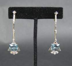 Bijou : Paire de boucles d'oreilles pendantes en or jaune et blanc 18K serties de spinelle bleue et de diamants