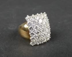 Bijou : Bague rectangulaire en or jaune 18K pavée de diamants et de diamants