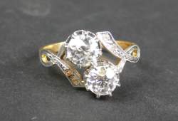 Bijou : Bague Toi et Moi en or jaune 18K et platine sertie de diamants principaux et éclats de diamants