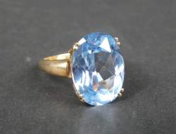 Bijou : Bague en or jaune 9K sertie d'une spinelle bleue synthétique