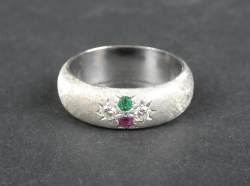 Bijou : Bague en or blanc 18K texturé sertie de deux diamants d'un rubis et d'une émeraude