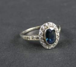 Bijou : Bague en or blanc 18K sertie d'un saphir ovale (usures) entouré de diamants taille rose