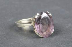 Bijou : Bague en or blanc 18K sertie d'une améthyste (usures)