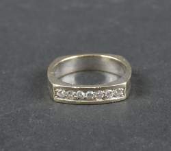 Bijou : Bague/ demi - alliance américaine en or 18K sertie de diamants