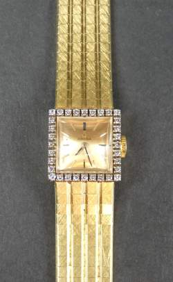 Bijou : Montre bracelet de dame en or jaune 18K boitier carré serti de diamants mouvement à remontoir (en état)