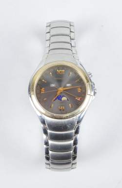 Bijou : Montre bracelet RODANIA mvt à quartz (En état) avec phases de lune , dateurs quantième , jours et mois en acier 2 tons (usure)